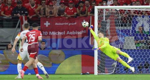 تصدي رائع.. مانويل نوير ينقذ ألمانيا من هدف أمام سويسرا