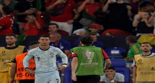 كفاراتسخيليا يترك الاحتفال مع زملائه ويذهب إلى رونالدو 