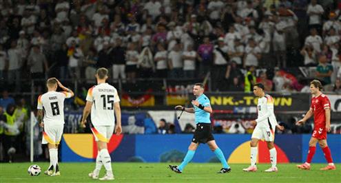 الحكم يوقف مباراة ألمانيا والدنمارك بشكل مؤقت لسوء الأحوال الجوية