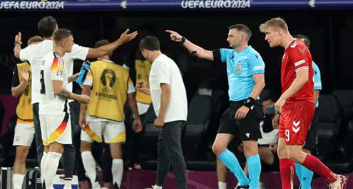 الحكم يوقف مباراة ألمانيا والدنمارك بشكل مؤقت لسوء الأحوال الجوية