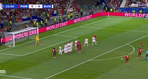 تسديدة قوية من رونالدو من ضربة حرة أمام سلوفينيا