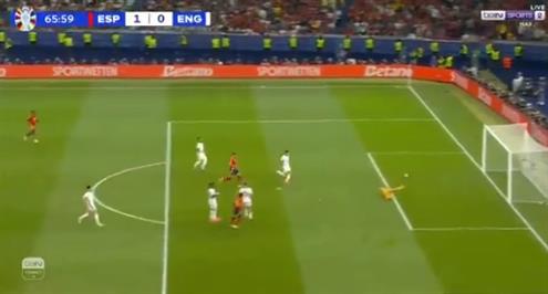 بيكفورد يتصدى لتسديدة صاروخية من لامين يامال