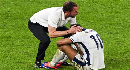 ساوثجيت يواسي لاعبي إنجلترا بعد الخسارة أمام إسبانيا في نهائي اليورو