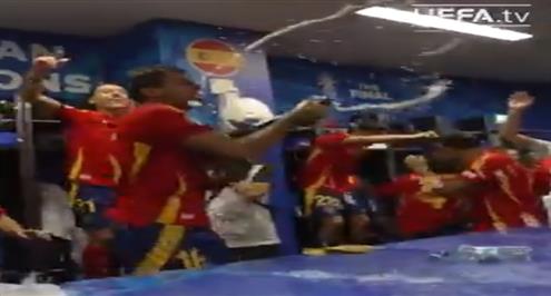 احتفال لاعبى اسبانيا فى غرفة خلع الملابس بعد الفوز ببطولة اليورو 