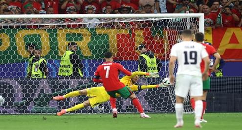 رونالدو يهدر ركلة جزاء قاتلة للبرتغال أمام سلوفينيا