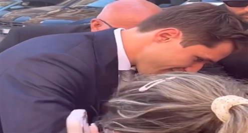 كييزا يوقع للجماهير في حفل زفافه