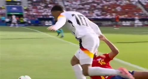 موسيالا يتلاعب برودري لاعب إسبانيا