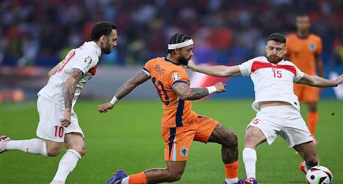 فرصة ضائعة من ديباي أمام تركيا في الدقيقة الأولى من المباراة