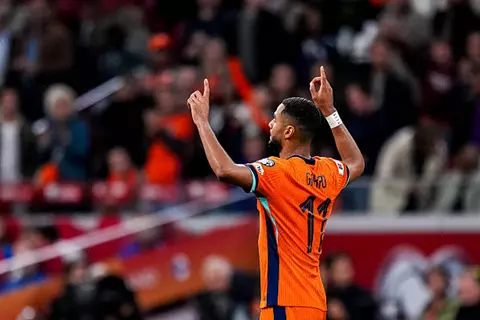 جاكبو يسجل هدف صاروخي أمام فنلندا 