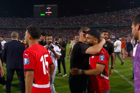 فرحة محمد صلاح مع لاعبي منتخب مصر بعد الفوز على غينيا بيساو