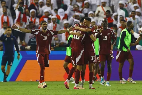 احتفال تاريخي للاعبي وجماهير منتخب قطر بعد التأهل لكاس العالم