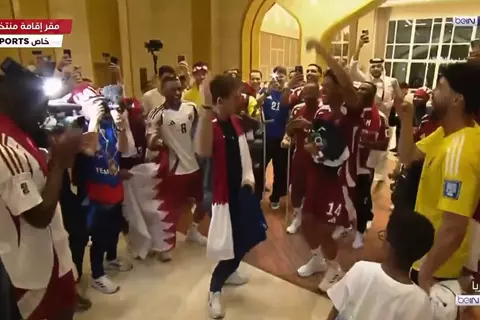 رقص جولين لوبيتيجي مدرب قطر بعد التأهل لكأس العالم 2026