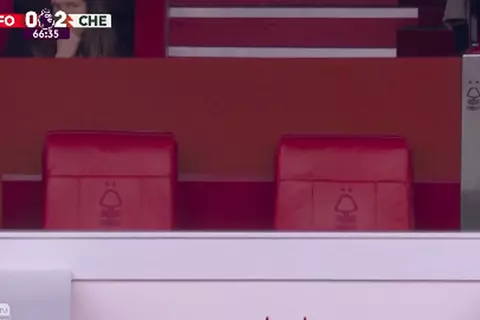 ماريناكيس رئيس نادي نوتينجهام فورست غادر الملعب قبل انتهاء المباراة 