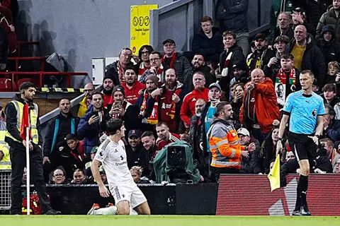 هدف مانشستر يونايتد الثاني أمام ليفربول (هاري ماجواير)