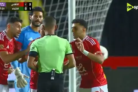 لحظة طرد أحمد نبيل كوكا 