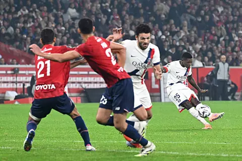 تسديدة قوية.. هدف باريس سان جيرمان الأول أمام ليل (نونو مينديز)