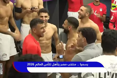 صلاح يرقص مع لاعبي منتخب مصر احتفالا بالتأهل إلى كأس العالم