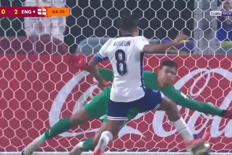  انقاذ خرافي من عمر عبد العزيز حارس منتخب مصر أمام إنجلترا في كأس العالم للناشئين