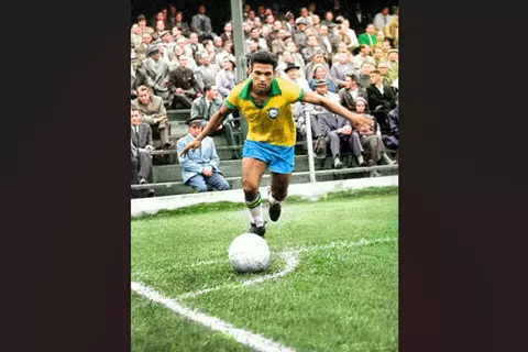 من طفل مُشوه لأسطورة بلده.. حكاية الملاك ذو الساقين المنحنيتين 