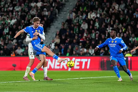 هدف ريال مدريد الأول أمام إلتشي (هويسن)