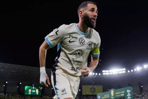 هدف الاتحاد الأول أمام الدحيل (بنزيما)