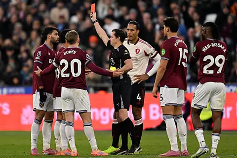 لحظة طرد باكيتا أمام ليفربول 