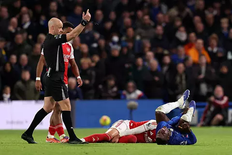 طرد كايسيدو في مباراة أرسنال وتشيلسي