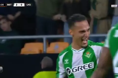 أنتوني يسجل هدف رائع أمام ليون