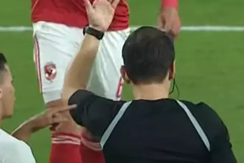 سقوط طريف لحكم نهائي السوبر بين الأهلي والزمالك