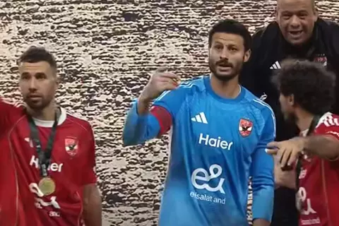 لاعبو الأهلي يرفضون الاحتفال بالكأس إلا بعد حضور باقي أعضاء الجهاز الطبي والفني
