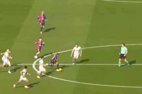 لامين يامال يتلاعب بلاعبي ألافيس 