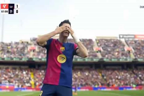 هدف برشلونة الأول أمام ألافيس (ليفاندوفسكي)