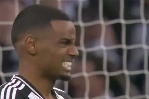 هدف ضائع من إيزاك أمام ليفربول