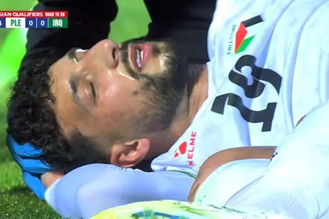 لحظة سقوط وسام أبو علي بعد كرة مشتركة في مباراة فلسطين والعراق