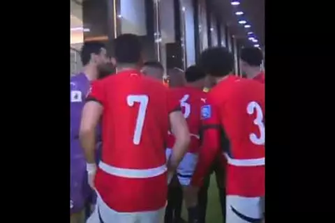 حديث تحفيزي رائع لنجوم منتخب مصر بين شوطي مباراة سيراليون