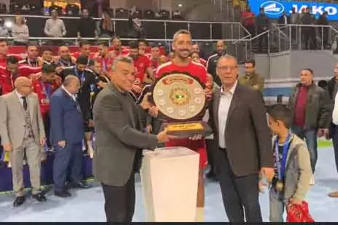 لحظة تتويج فريق الأهلي للكرة الطائرة بدرع الدوري 