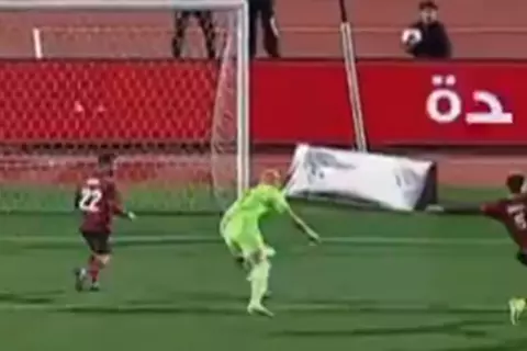هدف ضائع من زيزو وتصدي رائع من محمد بسام