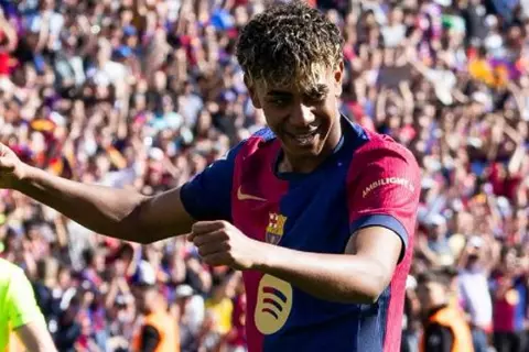 النيران الصديقة تهدي برشلونة الهدف الأول أمام جيرونا