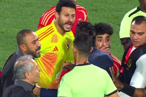 اعتراض كولر ولاعبي الأهلي على حكم مباراة الهلال