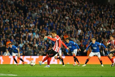 ضربة جزاء ضائعة من ألكس بيرنجوير لاعب بلباو أمام رينجرز