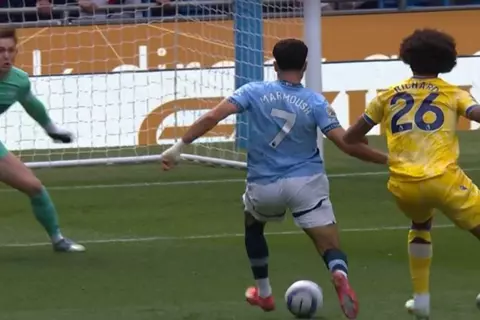 هل حرم الحكم عمر مرموش من ضربة جزاء أمام كريستال بالاس؟