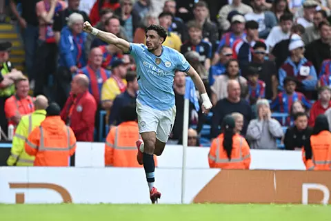 احتفال عمر مرموش بعد هدفه أمام كريستال بالاس