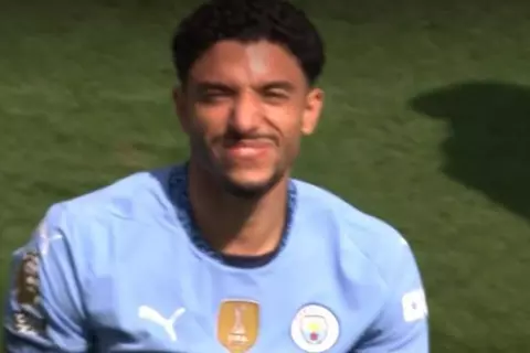 عمر مرموش يهدر فرصة هدف أمام كريستال بالاس