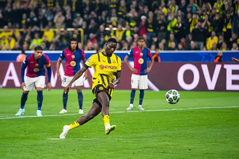 هدف بروسيا دورتموند الأول أمام برشلونة (جيراسي)