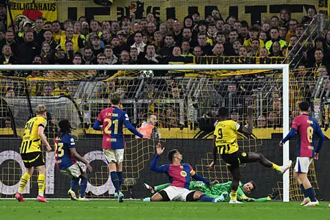هدف الهاتريك.. هدف بروسيا دورتموند الثالث أمام برشلونة (جيراسي)