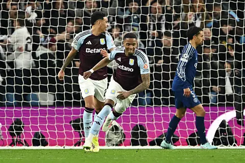 هدف أستون فيلا الثالث أمام باريس (كونسا)