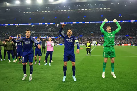 فرحة لاعبي باريس سان جيرمان وحسرة أستون فيلا