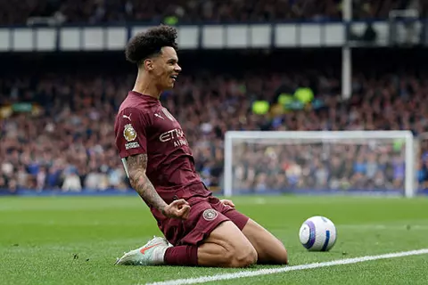 هدف مانشستر سيتي الأول أمام إيفرتون (نيكو أوريلي)