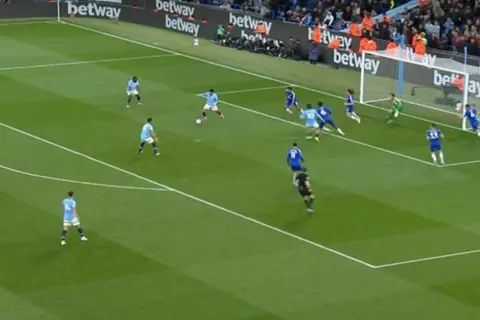 فرصة ضائعة من عمر مرموش أمام ليستر سيتي