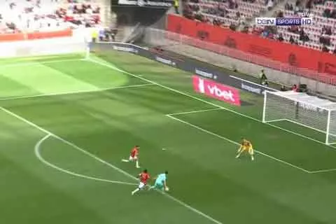 انقاذ محمد عبد المنعم أمام أنجيه 